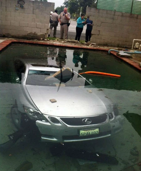 Ngủ dậy thấy Lexus rơi "tỏm" xuống bể bơi ảnh 1