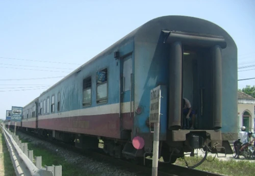 Bị tàu hoả đâm, taxi Mai Linh văng 20m ảnh 2 Bị tàu hoả đâm, taxi Mai Linh văng 20m ảnh 2