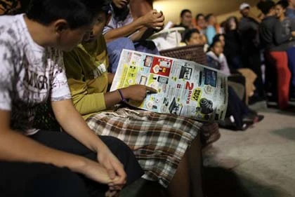 Dân Mỹ đổ xô đi mua TV nhân dịp khuyến mại ảnh 3