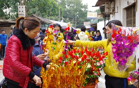 Chen lấn, xô đẩy vay tiền đầu năm ở đền Bà Chúa Kho ảnh 5 Chen lấn, xô đẩy vay tiền đầu năm ở đền Bà Chúa Kho ảnh 5