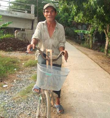 Ông Ba Chuẩn, 67 tuổi trên đường đến “chợ”. Ảnh: N.ĐỨC