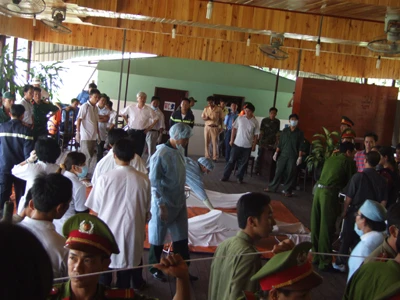 Hình ảnh cứu hộ trục vớt tàu Dìn Ký chìm trên sông Sài Gòn ngày 21-5-2011 ảnh 2