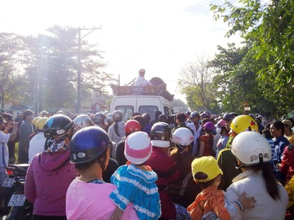 Ngăn cản đưa người chết đi chôn ảnh 1