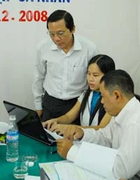 Ông Nguyễn Đình Tấn và phóng viên Báo Pháp Luật TP. HCM