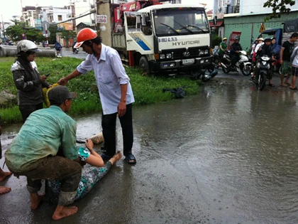 Né vũng nước, suýt chết dưới bánh xe tải ảnh 2