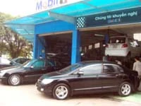 Những ngày giáp Tết các gara ô tô khách đến tu sửa xe đậu kín cả gara. Những ngày giáp Tết các gara ô tô khách đến tu sửa xe đậu kín cả gara.