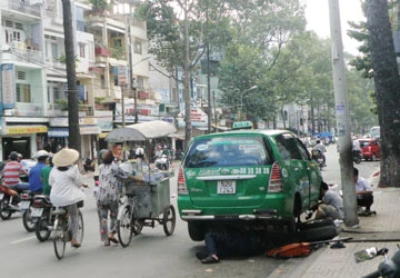 Lòng đường thành chỗ sửa ô tô ảnh 1