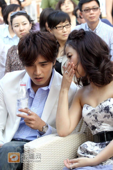 Lâm Tâm Như hồn nhiên chỉnh áo lót ảnh 2