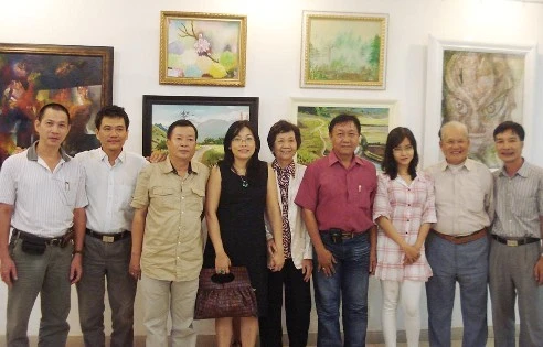 Nhóm nghệ sĩ chỉ triển lãm vào tháng 11 ảnh 1