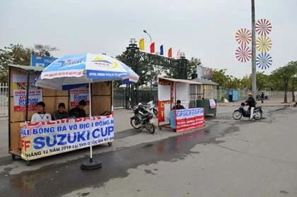 "Cò" nhộn nhịp quanh các quầy bán vé AFF Cup ảnh 7
