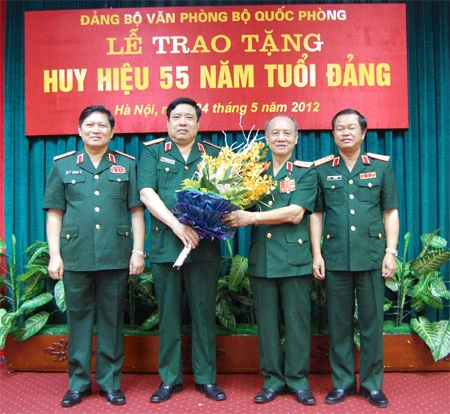 Trao tặng Đại tướng Phạm Văn Trà huy hiệu 55 tuổi Đảng ảnh 1