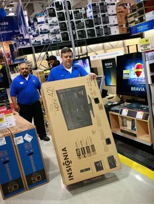 Dân Mỹ đổ xô đi mua TV nhân dịp khuyến mại ảnh 12