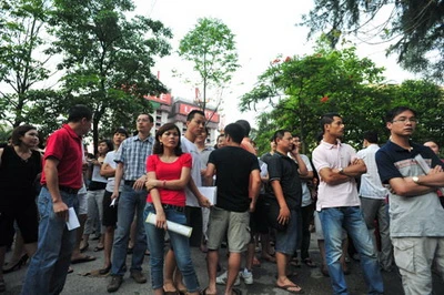 Đạp đổ cổng trường, xô đẩy xin học lớp 1 ảnh 11