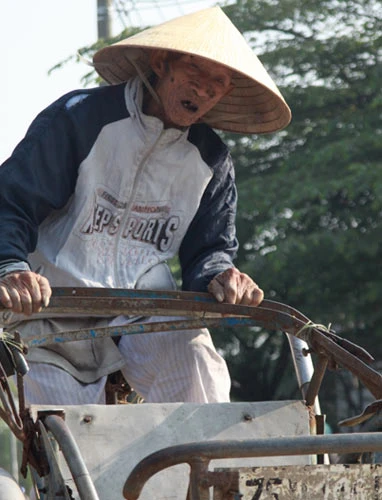 Cụ ông gần 100 tuổi đạp xích lô ảnh 5 Cụ ông gần 100 tuổi đạp xích lô ảnh 5