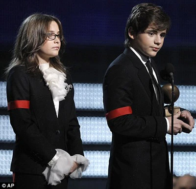 Hai con của Michael Jackson thay cha nhận giải ảnh 1