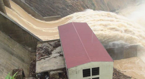 Lũ miền Trung: Nhà ngập nóc, 11 người chết ảnh 2