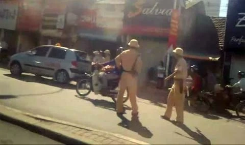 Taxi liều "ủi" 3 cảnh sát giao thông rồi bỏ chạy ảnh 3