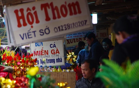 Chen lấn, xô đẩy vay tiền đầu năm ở đền Bà Chúa Kho ảnh 6 Chen lấn, xô đẩy vay tiền đầu năm ở đền Bà Chúa Kho ảnh 6