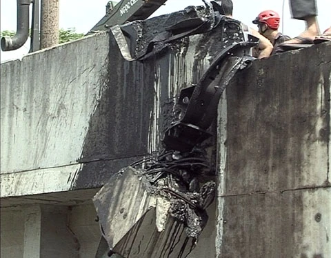 Tài xế ngủ gật, xe container rơi xuống kênh ảnh 1