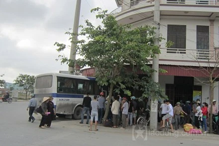 Xe khách đâm xe máy rồi lao vào nhà dân ảnh 1