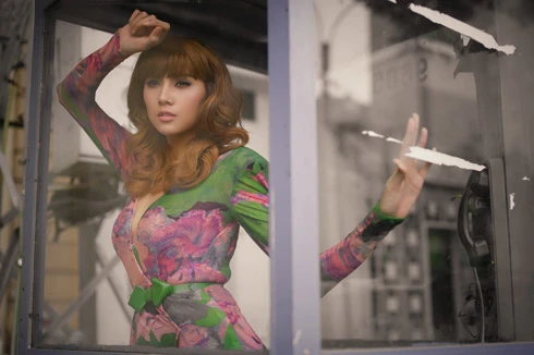 Hoàng Yến tạo dáng trong buồng điện thoại công cộng ảnh 3