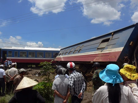 Xe ben tông tàu hỏa, ba toa tàu bị lật ảnh 5 Xe ben tông tàu hỏa, ba toa tàu bị lật ảnh 5