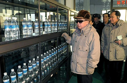 Chiếc áo khoác trứ danh của Kim Jong-il ảnh 1 Chiếc áo khoác trứ danh của Kim Jong-il ảnh 1