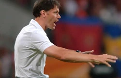 HLV Van Basten vẫn còn đau đầu. Ảnh: AFP HLV Van Basten vẫn còn đau đầu. Ảnh: AFP