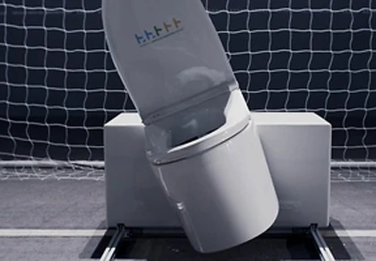 Kinh ngạc bồn cầu… bắt bóng, tiền đạo “bó tay” ảnh 1