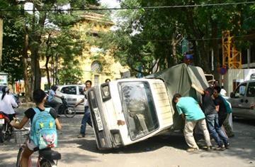 Taxi húc ngã xe tải ảnh 2