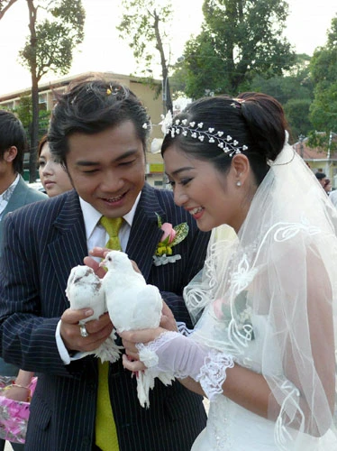 Những cảnh quay lãng mạn của bộ đôi mới Lý Hùng - Thanh Trúc.