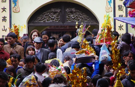 Chen lấn, xô đẩy vay tiền đầu năm ở đền Bà Chúa Kho ảnh 8 Chen lấn, xô đẩy vay tiền đầu năm ở đền Bà Chúa Kho ảnh 8