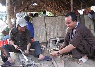 Người dân làng rèn Hương Sơn thể hiện tay nghề tại chợ quê. Ảnh: Hồng Vân.