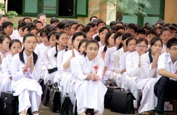 Học sinh lớp 10 Trường THPT Lê Quý Đôn trong ngày khai giảng năm học 2007-2008.