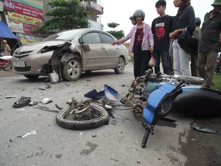 Ô tô vỡ toác, xe máy tan tành sau vụ va chạm ảnh 1 Ô tô vỡ toác, xe máy tan tành sau vụ va chạm ảnh 1