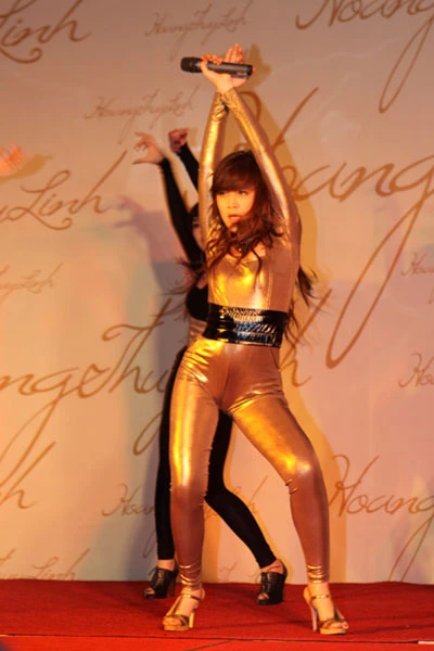 Cận cảnh Hoàng Thùy Linh ngày “sinh con đầu lòng” ảnh 1