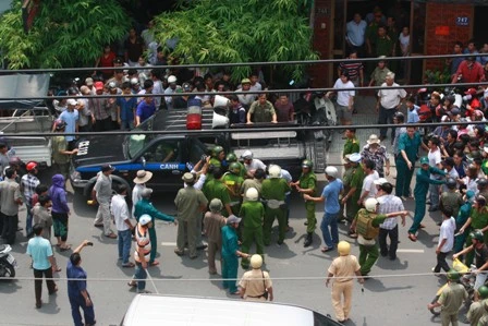 Cảnh sát khống chế đối tượng có hung khí cố thủ trong khách sạn ảnh 1