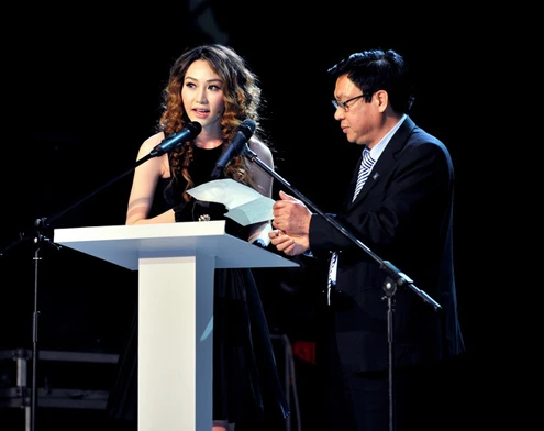 Ngân Khánh biến phần trao giải cho phim tài liệu trở nên hồi hộp nhất trong đêm trao giải.