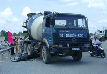 Tai nạn giao thông đầu tiên trên cầu Cần Thơ ảnh 1 Tai nạn giao thông đầu tiên trên cầu Cần Thơ ảnh 1