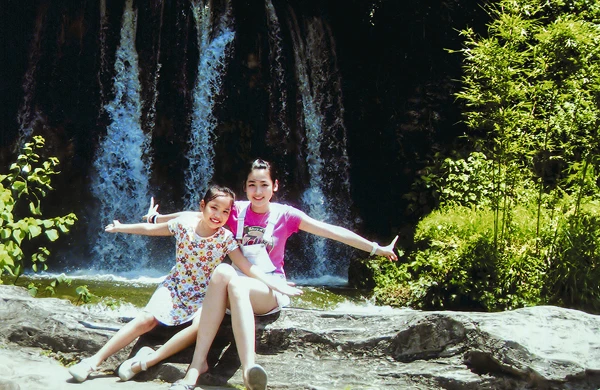 Á hậu Dương Tú Anh bụ bẫm từ bé ảnh 9