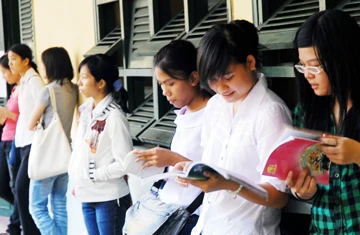 Dò bài trước lúc vào phòng thi tại Hội đồng thi Hùng Vương. Ảnh: HTD Dò bài trước lúc vào phòng thi tại Hội đồng thi Hùng Vương. Ảnh: HTD