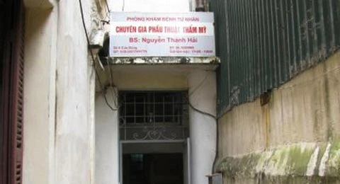 Những trung tâm thẩm mỹ viện có dịch vụ bơm ngực trông rất sơ sài ở ngay giữa Hà Nội nhưng vẫn thu hút khá nhiều khách tuổi "teen". Ảnh: T.Hà