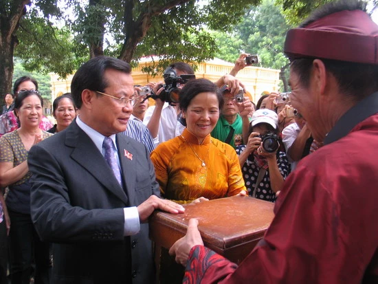 Trao tặng bức tranh thêu tuyệt đẹp “Ước nguyện ngàn năm” cho Hà Nội ảnh 2