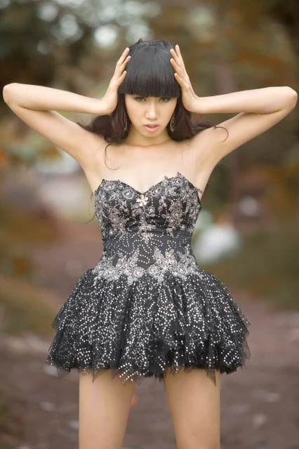 Thúy Ngân khoe đường cong của "thiên nga đen" ảnh 4