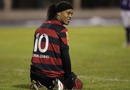 Ronaldinho hứng thịnh nộ từ CĐV Flamengo ảnh 1