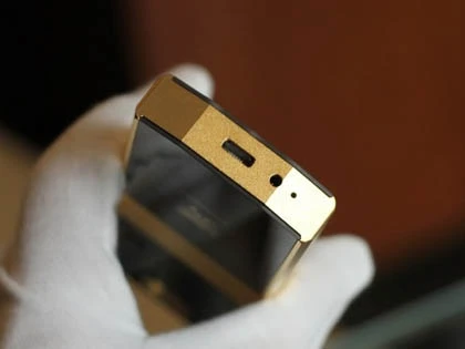 Bộ đôi điện thoại Mobiado Aston Martin One 77 giá khủng về TP.HCM ảnh 6