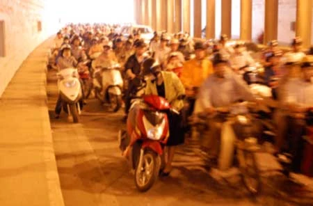 Hàng loạt xe máy gặp nạn trong hầm Kim Liên ảnh 2