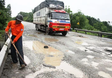 Tài xế né đường tránh Huế vì ổ gà, ổ voi ảnh 1