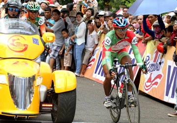 Tắc đường, mô tô về đích cùng VĐV ảnh 1