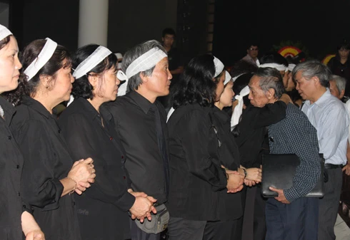 Người thân, đồng nghiệp đưa tiễn Hoàng Cầm ảnh 4